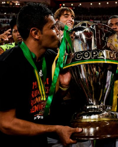 André Santos pelo Flamengo com a taça