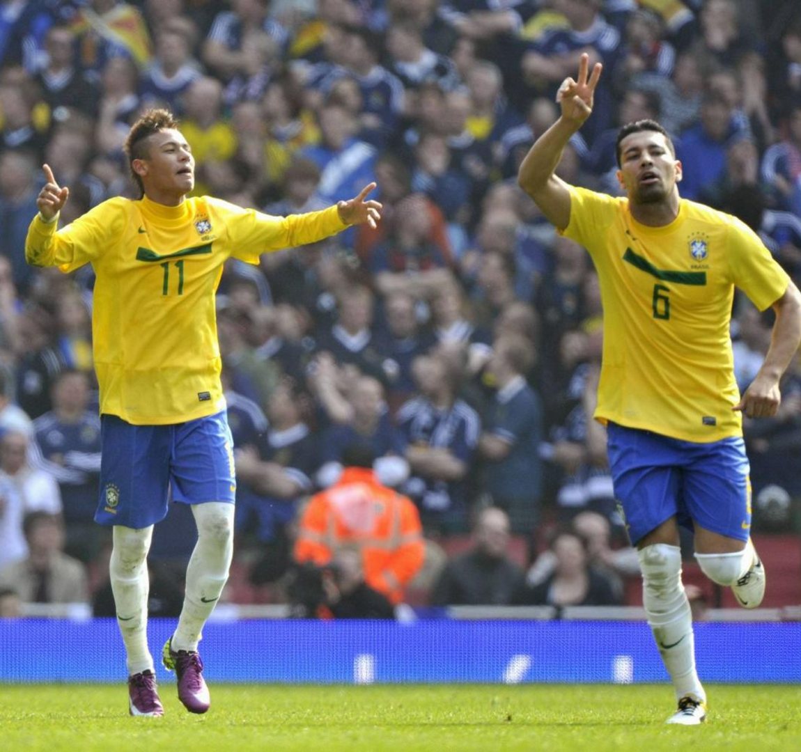 André Santos e Neymar comemorando pela Seleção Brasileira