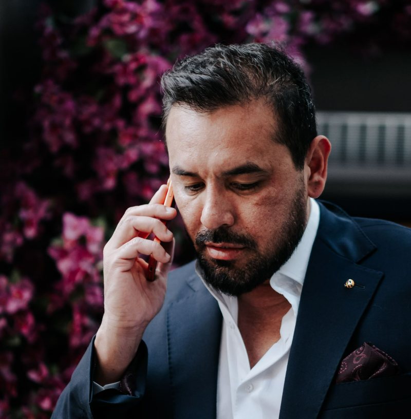 Rafael Azambuja ao telefone