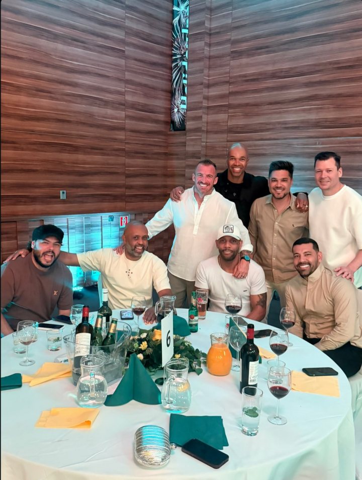 Mesa de convidados em um evento com André Santos
